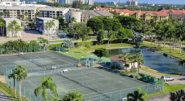 Estero Beach and Tennis 701A by RedAwning, Забронировать Апартаменты/квартира Отели Истеро с парковкой, Парковка