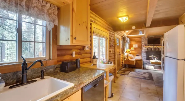 Коттедж с 3 комнатами Authentic Log Cabin w/ Hot Tub in South Lake Tahoe