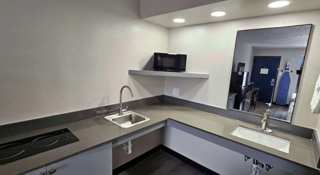 Четырёхместный номер Standard SureStay Studio by Best Western Victoria