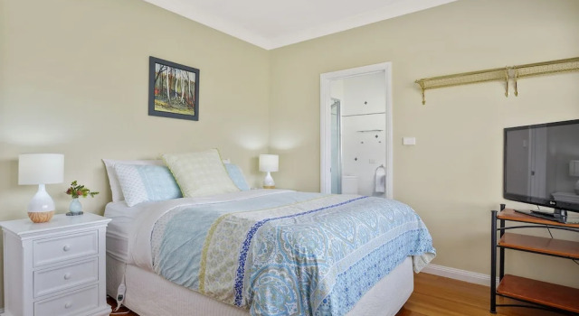 Manfield City Waterfront View Cottage