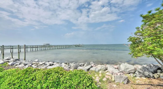 Waterfront Harkers Island Home: Sunset View & Dock, Забронировать Дом для отпуска Харкерс-Айленд Северная Каролина