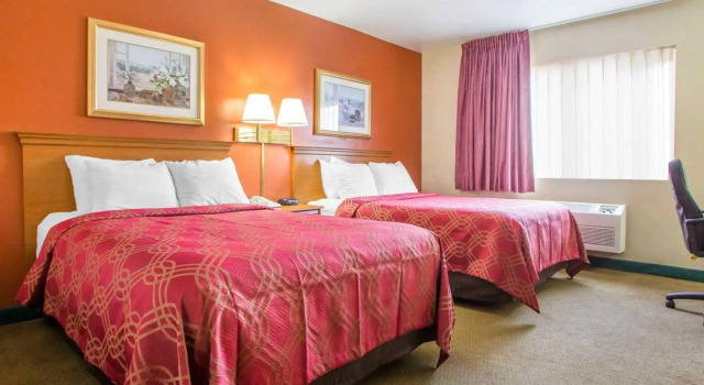 Двухместный номер Standard AmericInn by Wyndham Green Bay Near Stadium