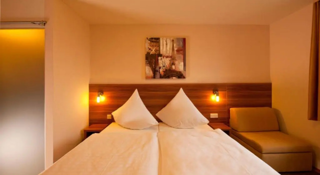Standart üç kişilik oda Astay Hotel Greding