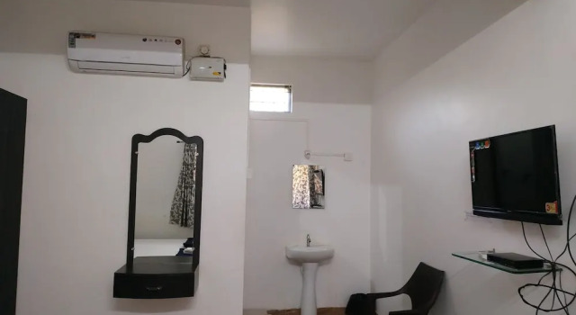 Номер Deluxe Iroomz Hotel Gananjaya - Hostel