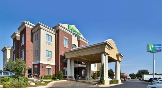 Люкс Deluxe Holiday Inn Express & Suites by IHG