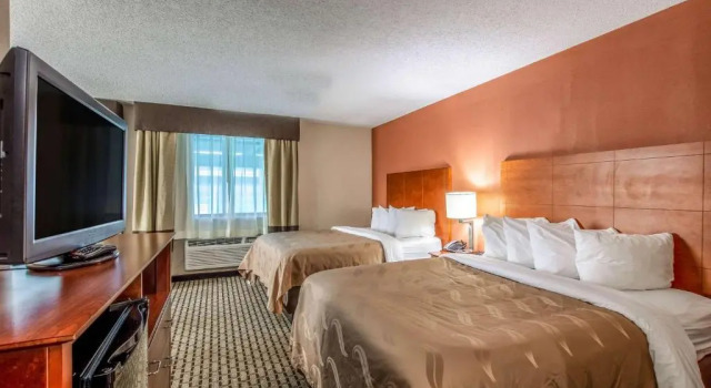 Четырёхместный номер Standard с видом на бассейн Country Inn & Suites by Radisson, Muskegon, MI