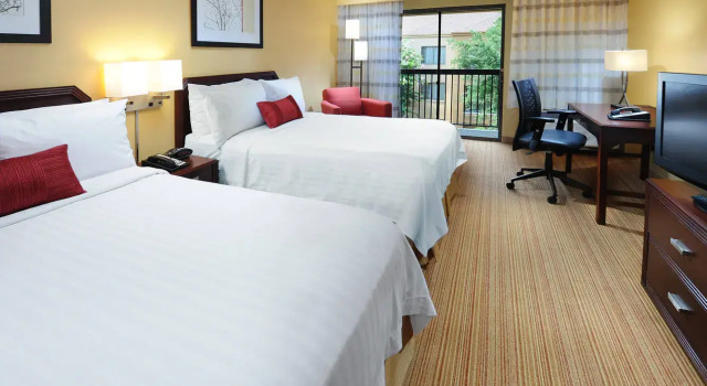 Четырёхместный номер Standard Courtyard by Marriott Houston Hobby Airport