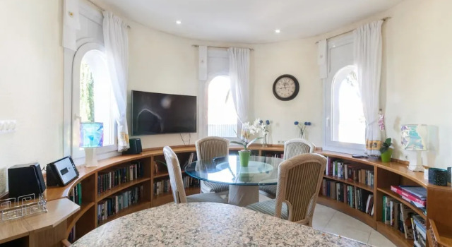 Ravishing Holiday Home near Beach in St. Pere Pescador, Забронировать Отель Сан-Пере-Пескадор Alt Empordà, рядом с Пляж Кан-Сопа