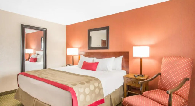 Standard Vierer Zimmer mit Balkon Ramada by Wyndham Elko Hotel at Stockmens Casino