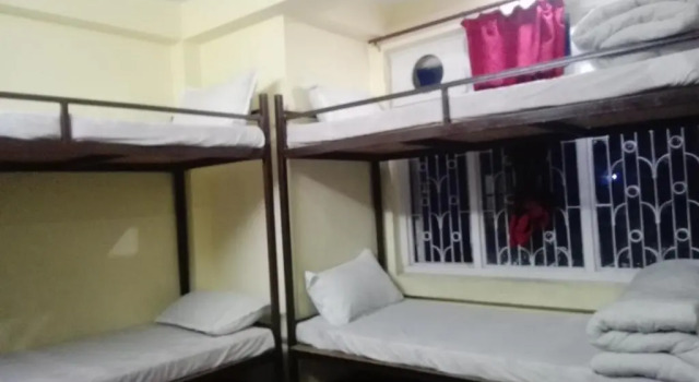 Кровать в общем номере Hotel Sisters Home