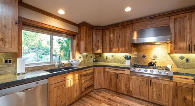 Коттедж с 6 комнатами Yellow Pine 32 6 Bedroom Home