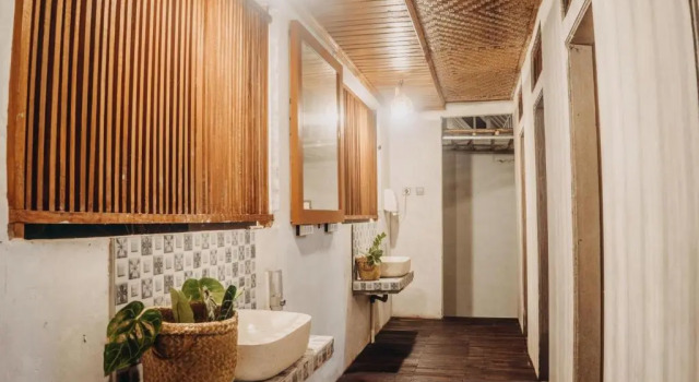Alamu, Book Bed and Breakfast Hoteller i Sukasada med parkering, Parkering