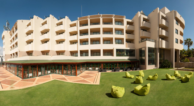 Holiday Inn Algarve Albufeira by IHG, Забронировать Отель Отели Албуфейра 4 звезды, рядом с Торговый центр Албуфейры, 4*