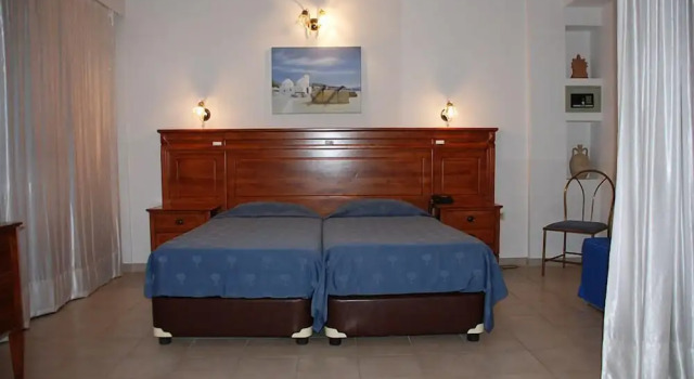 Четырёхместный номер Standard с балконом Galini Hotel
