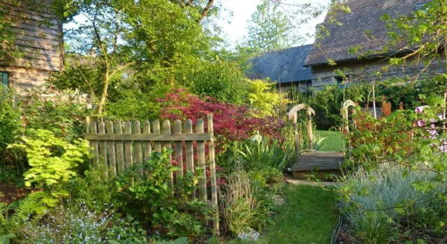 La Bergerie: Maison ancienne avec jardin anglais, 2 chambres - FR-1-497-35, Забронировать Отель Потиньи Нижняя Нормандия