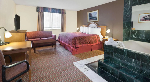Люкс Deluxe Days Inn by Wyndham Albion