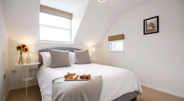 Апартаменты Modern Apartment in the Heart of Oxford with Secure Underground Parking
