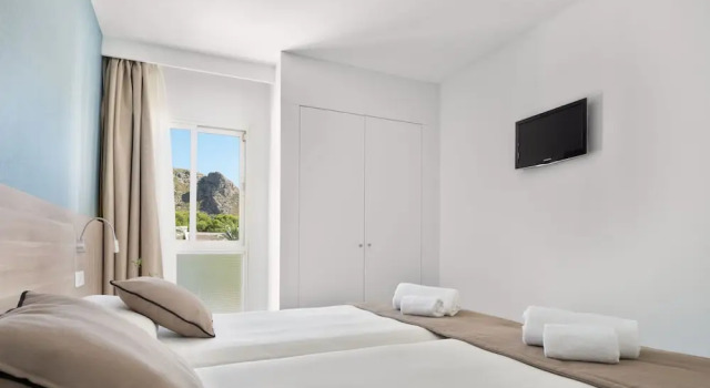 Люкс с балконом и с красивым видом из окна Puerto Azul Suite Hotel