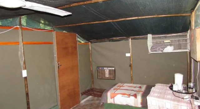 3 bed Bush-tent Under 3 Trees, for Couple Plus Chaperone Free Lionhyena Sounds, Prenota Casa vacanze Hotel a Limpopo con parcheggio, Parcheggio
