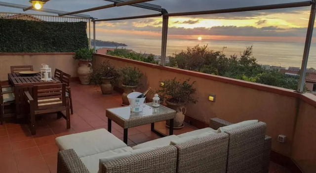 Апартаменты Spacious 4 Bedroom Apartment With Terrace And View