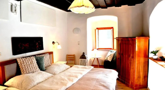 Haus am Hof 15th century house in the city center with lake view balcony, Book Hotel Hallstatt 