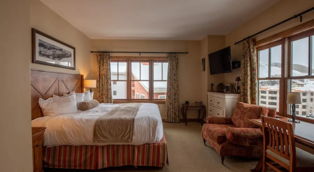 Large 3 Bedroom Bathroom In Mountaineer Square Condo - No Cleaning Fee! by RedAwning