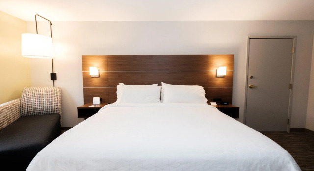 Номер Standard Holiday Inn Express Atlanta - Northeast I-85 - Clairmont Road by IHG