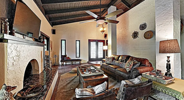 Elegant Home w/ Old-World Charm & Putting Green home, Забронировать Дом для отпуска Отели Скотсдейл с парковкой, Парковка