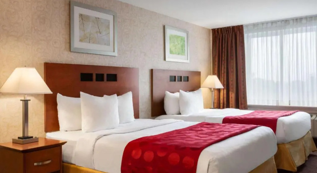 Двухместный люкс Deluxe Ramada Plaza by Wyndham Montreal