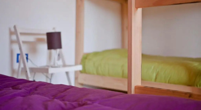 Кровать в общем номере Hostal Lackuntur