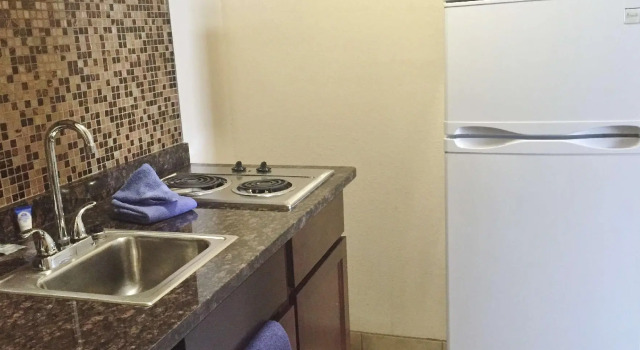 Четырёхместный люкс Americas Best Value Inn Romulus/Detroit Airport