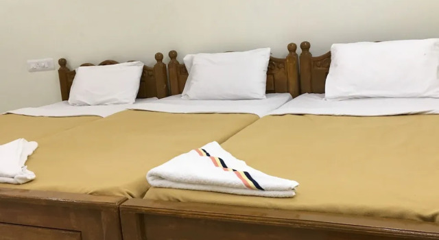 Трёхместный номер Deluxe Jayaram Residency Srikalahasti