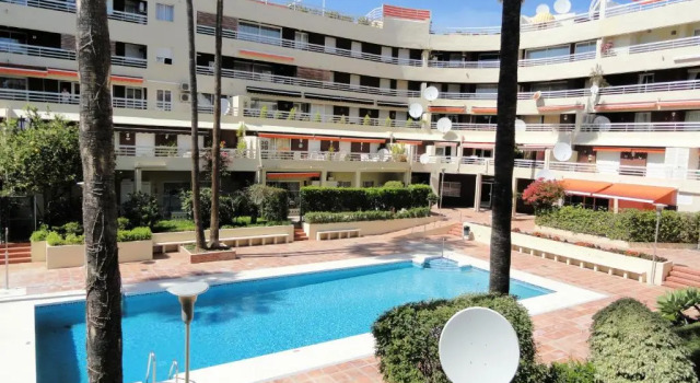 Апартаменты Spacious 3 Bedroom 2nd Line Beach Apartment Marbella Center