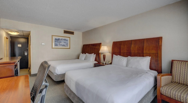 Четырёхместный номер Standard Riverside Hotel & Conference Center