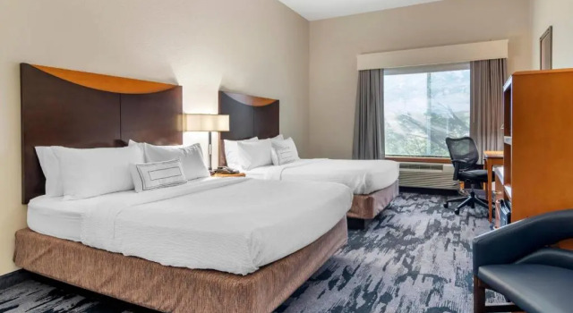 Четырёхместный номер Standard Fairfield Inn & Suites by Marriott Commerce