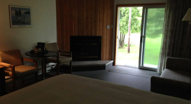Colonial Bay Motel, Varaa Motelli Dwight Algonquin Provincial Park