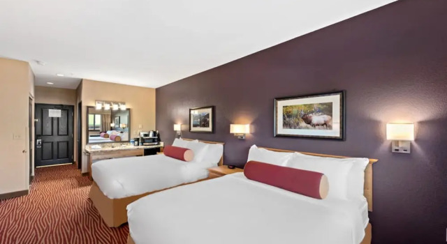 Четырёхместный номер Standard с балконом и с красивым видом из окна The Estes Park Resort