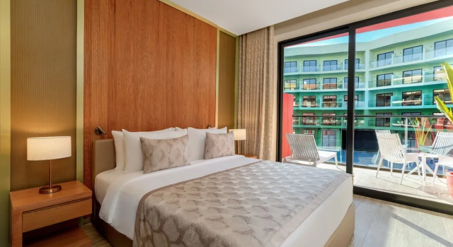 Двухместный номер Premium с балконом и с видом на бассейн voco Dubai Monaco, The Heart of Europe by IHG-Adult only