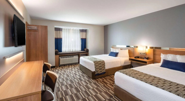 Четырёхместный номер Standard Microtel Inn & Suites by Wyndham Warsaw