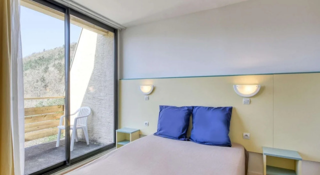 Spacious Landscape Stay for 4 by the Lake
