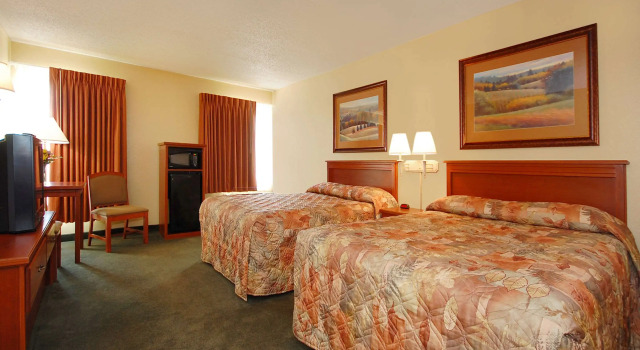 Четырёхместный номер Standard Econo Lodge Inn & Suites Kearney South