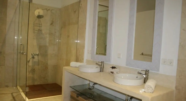 Вилла Deluxe с 3 комнатами с видом на океан Villa Pantai Lovina