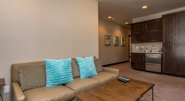 Ski-centric 4br W/ Hot Tub 4 Bedroom Home