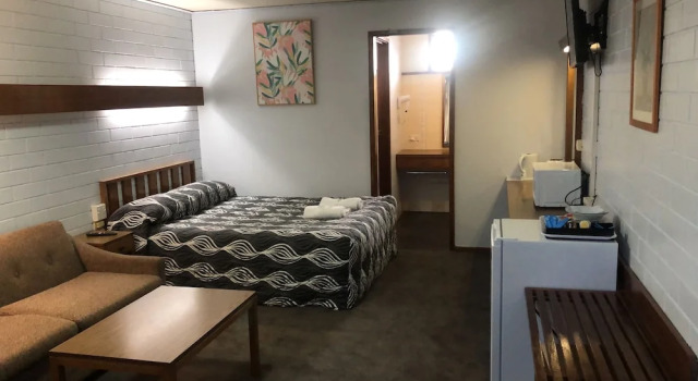 Четырёхместный номер Deluxe Century Motor Inn, Finley
