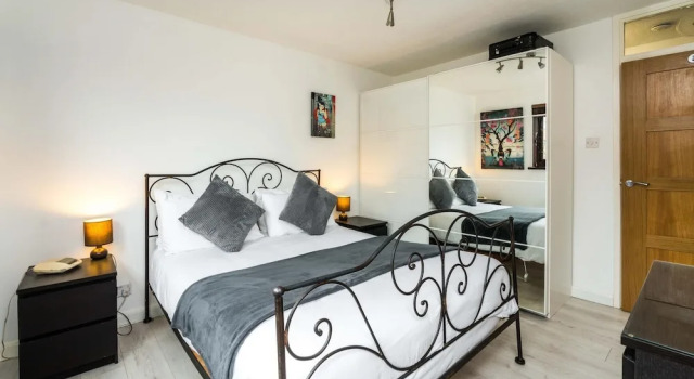 Luxury Islington Apartment with Balcony