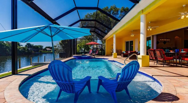 Scenic water view, 2 master suites with direct pool access - Villa Casa Amarilla, Забронировать Вилла Кейп-Корал Southwest Florida, рядом с Lee Health Women's Health