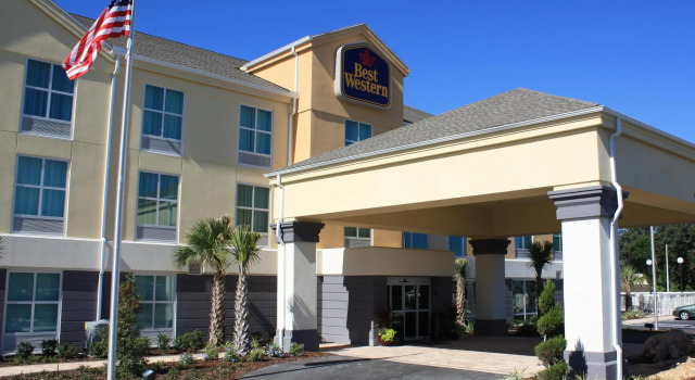 Кровать в общем номере Best Western Plus Chain of Lakes Inn & Suites