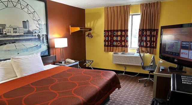 Doppel Suite Super 8 by Wyndham Boone