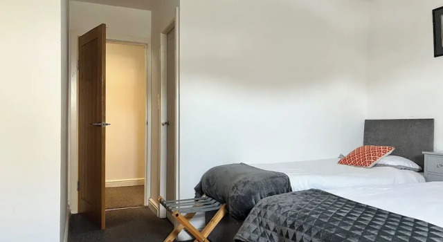 Коттедж Liverpool Waterfront Stay, excellent location , parking available