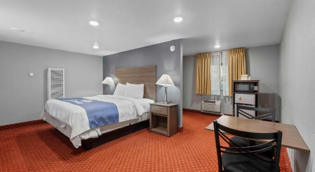 Номер Standard с балконом и с красивым видом из окна Budget Lodge
